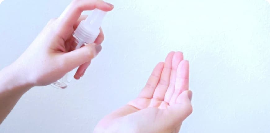 消毒している手の画像