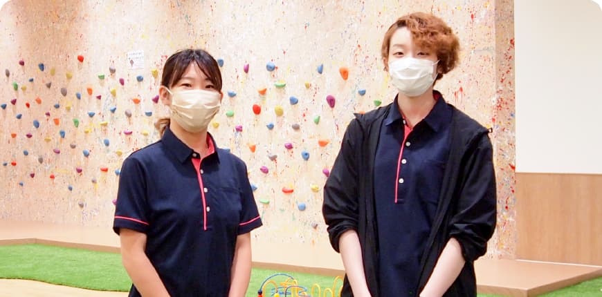 マスクを着用しているスタッフの画像