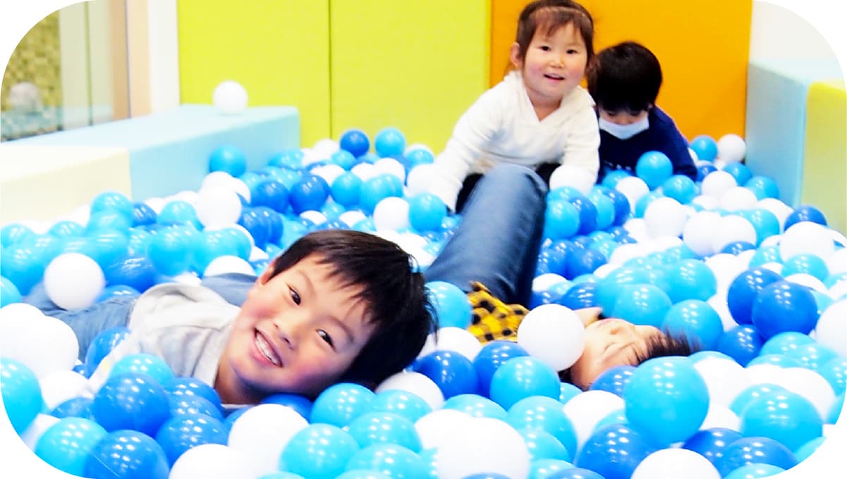 オンパミードで遊んでいる子供達