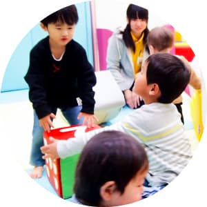 オンパミードで遊んでいる子供の画像