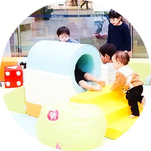 オンパミードで遊んでいる子供の画像