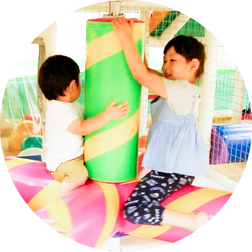 オンパミードで遊んでいる子供の画像