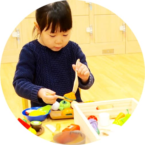 オンパミードで遊んでいる子供の画像