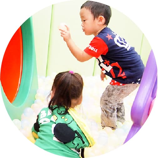 オンパミードで遊んでいる子供の画像