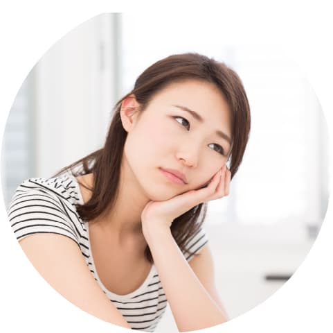 悩んでいる女性